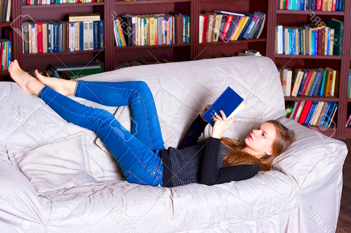 Девушка на диване с книжкой
