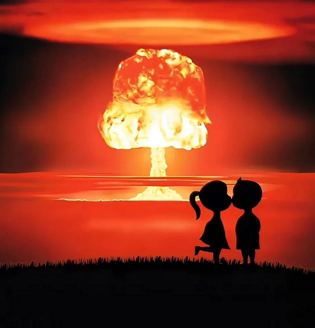 Девушка на фоне ядерного взрыва