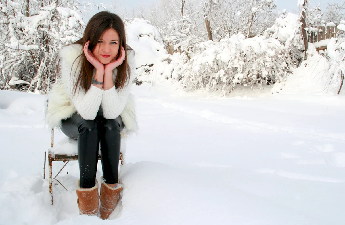 Девушка на фоне снега