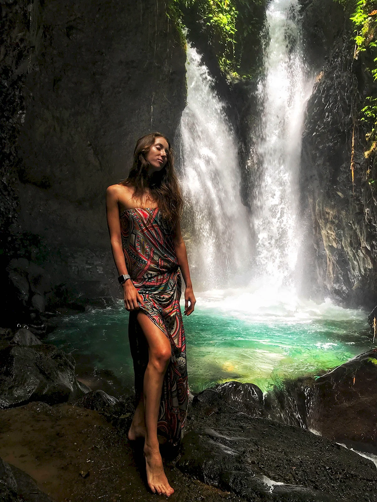 Девушка на фоне водопада