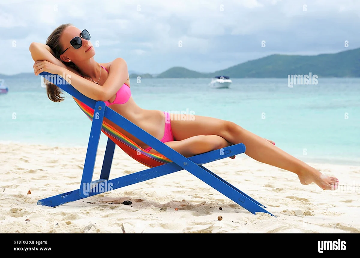 Девушка на лежаке на пляже