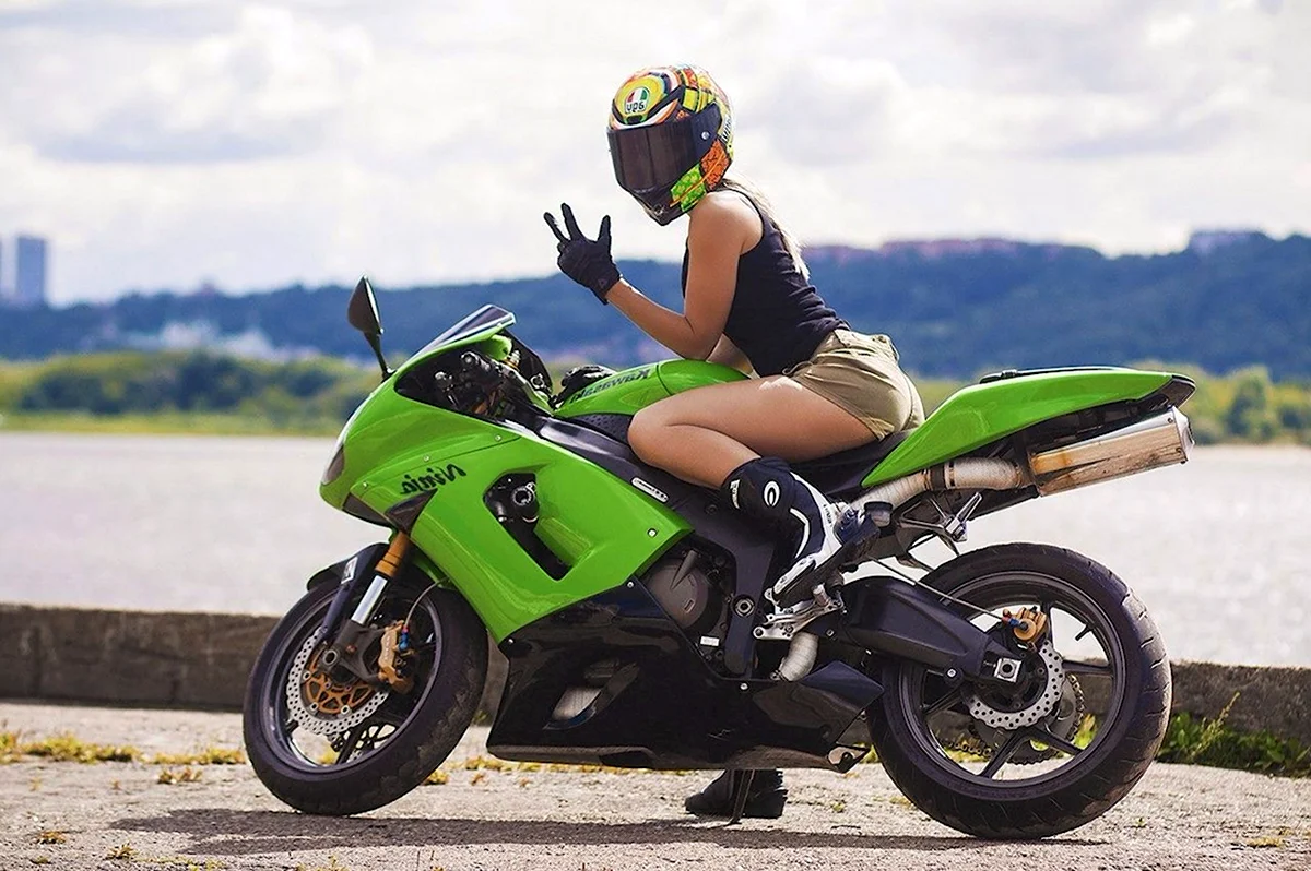 Девушка на салатовом мотоцикле