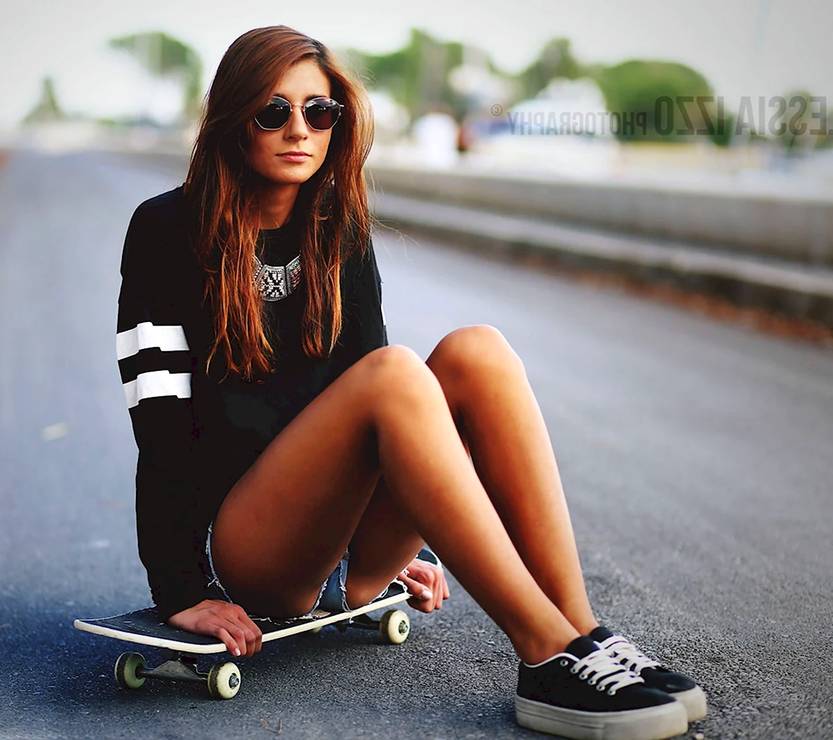 Девушка на скейтборде