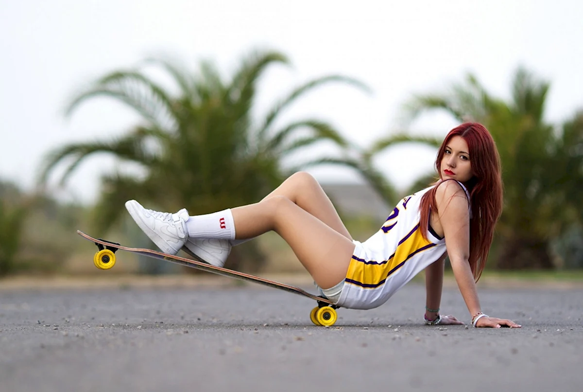 Девушка на скейте