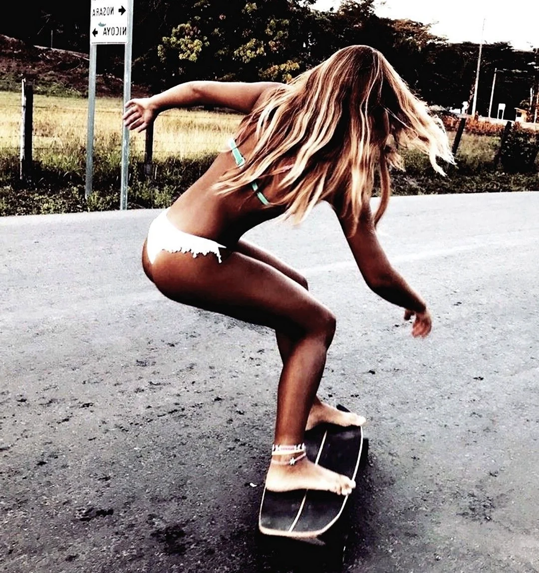 Девушка на скейте бикини