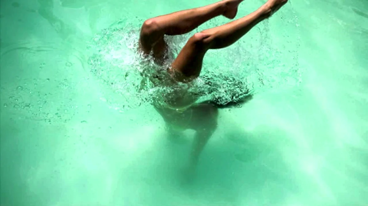 Девушка ныряет в воду