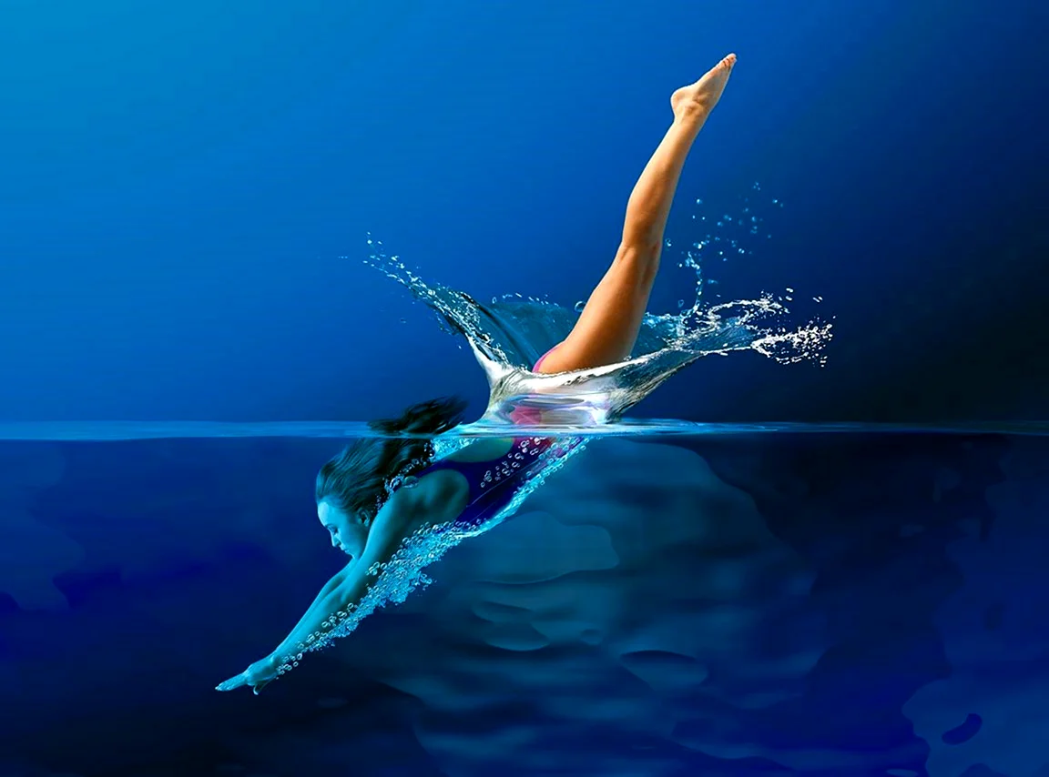 Девушка ныряет в воду