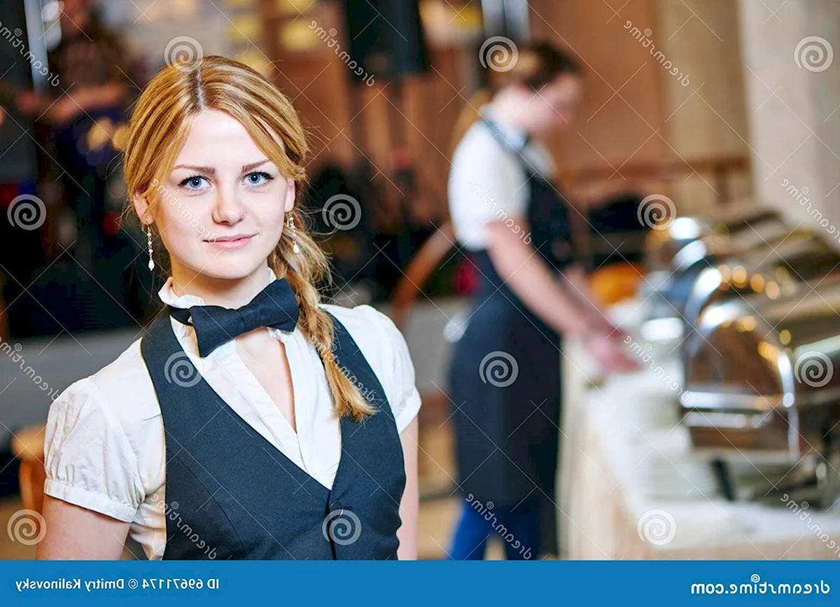 Девушка официантка в ресторане