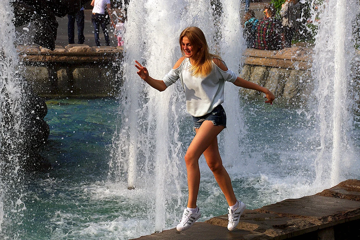 Девушка около фонтана