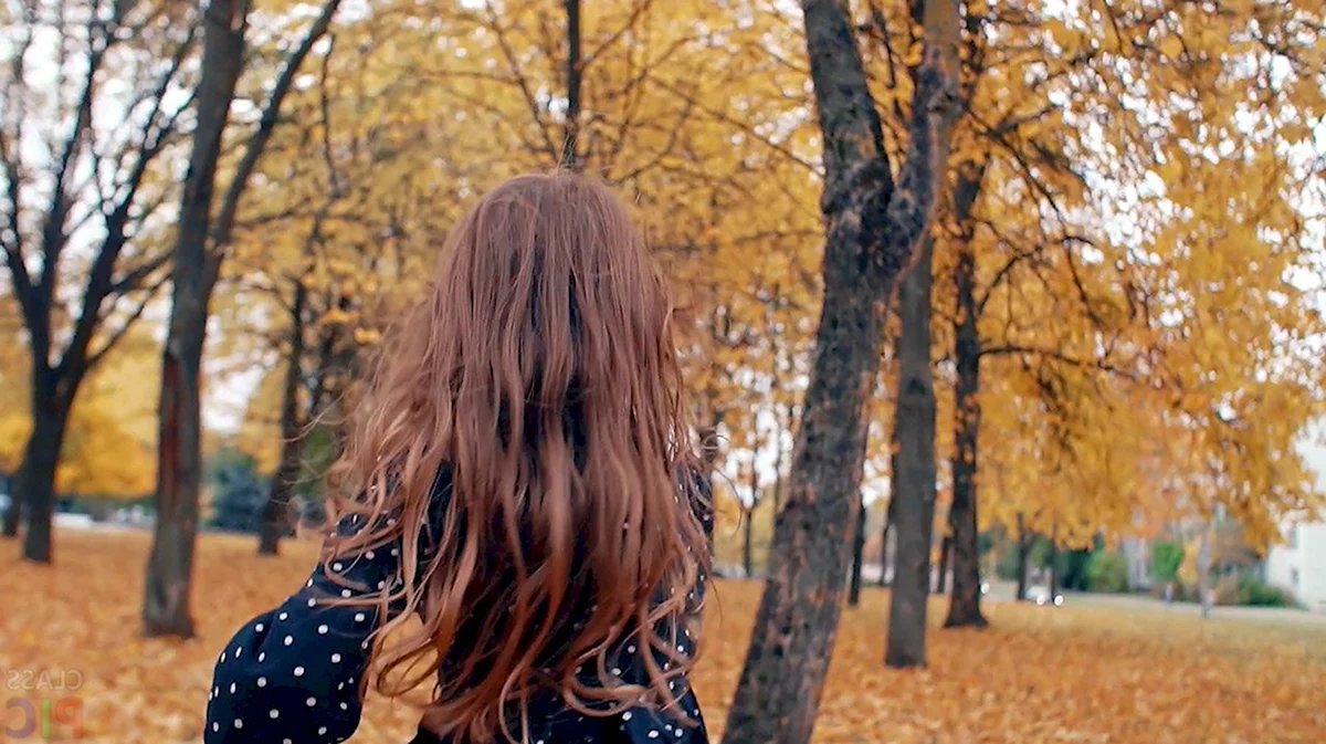 Девушка с длинными волосами осень
