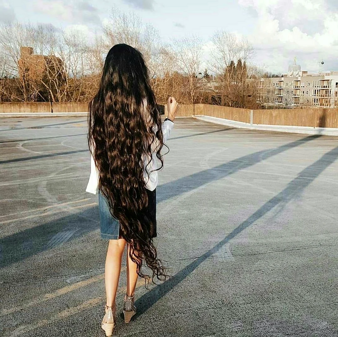 Девушка с длинными волосами со спины