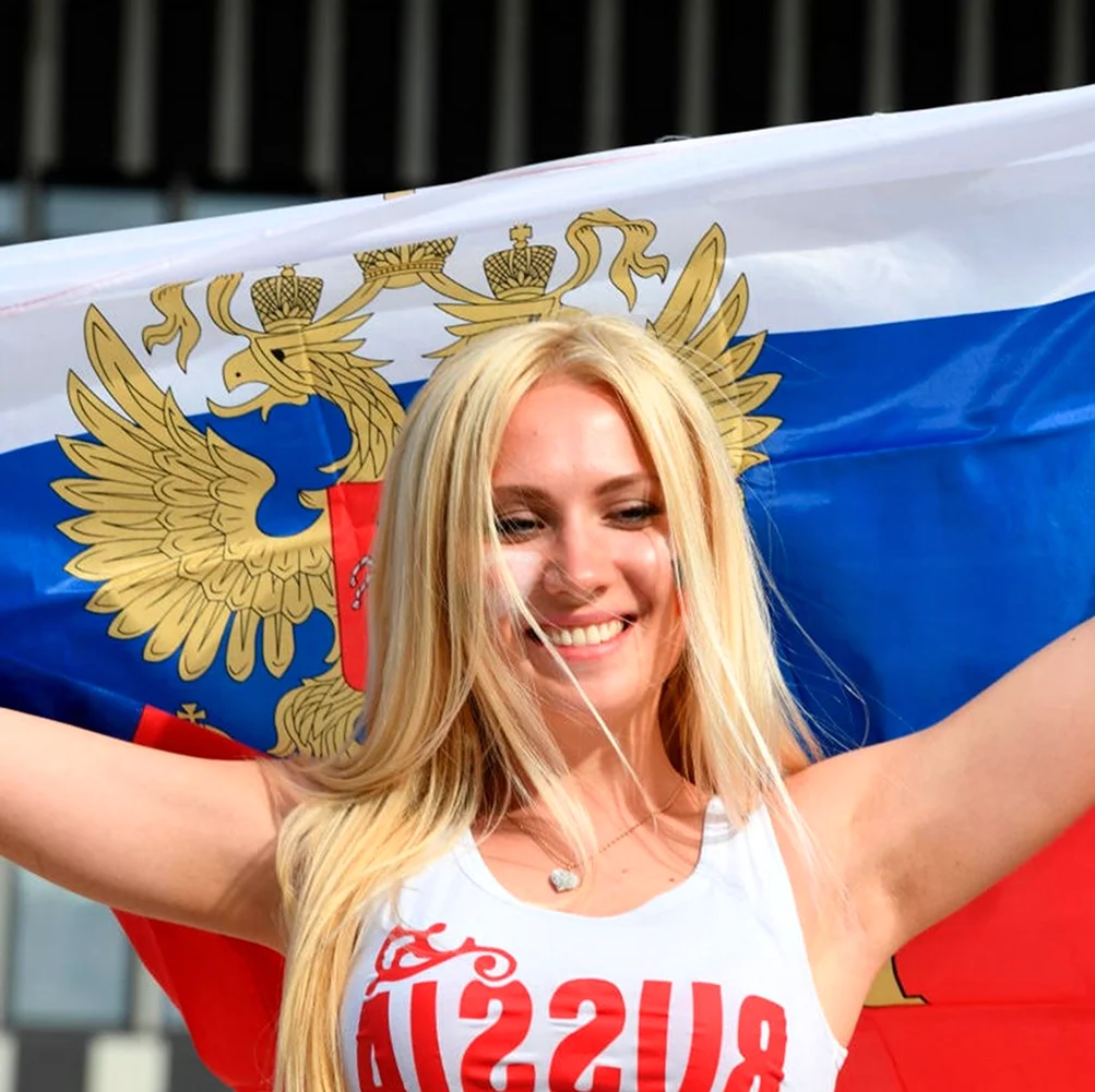 Девушка с флагом РФ