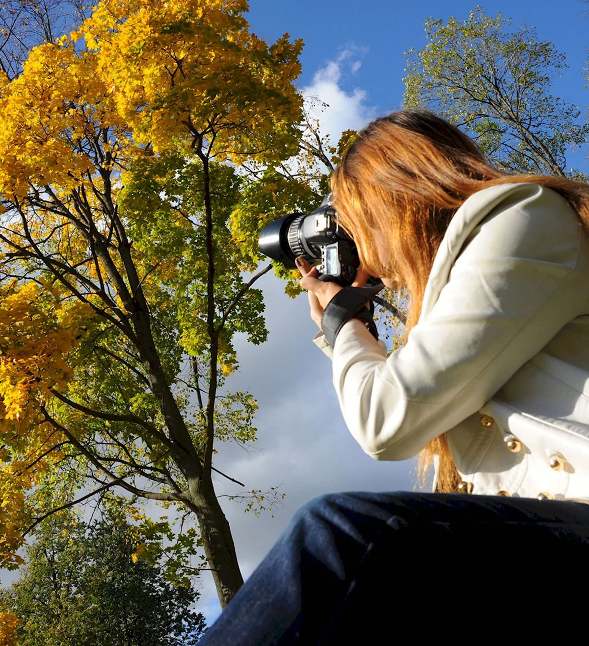 Девушка с фотоаппаратом осенью