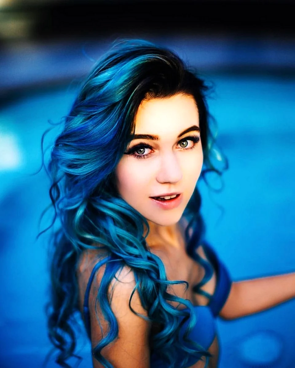 Девушка с голубыми волосами
