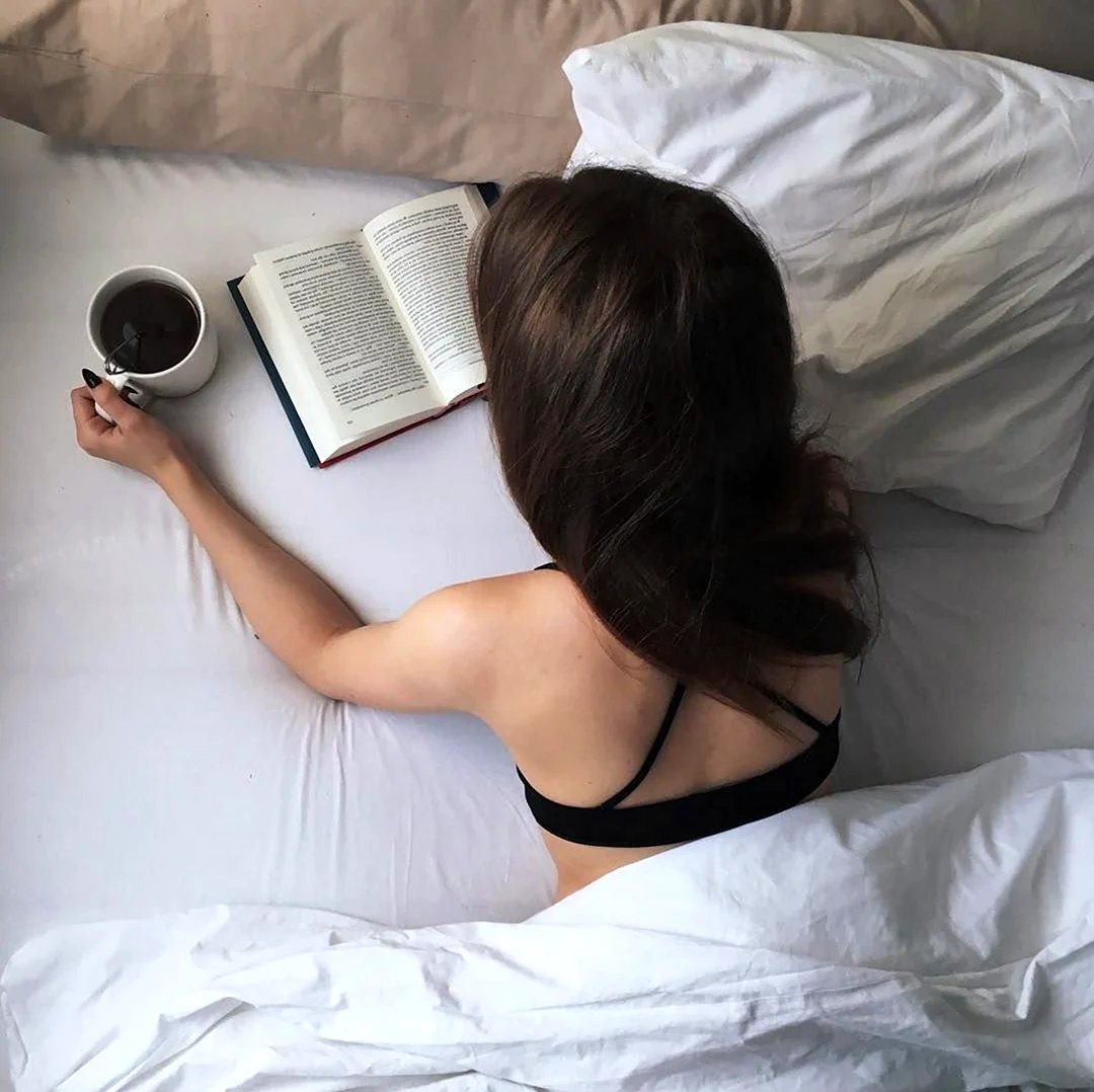 Девушка с книгой на кровати