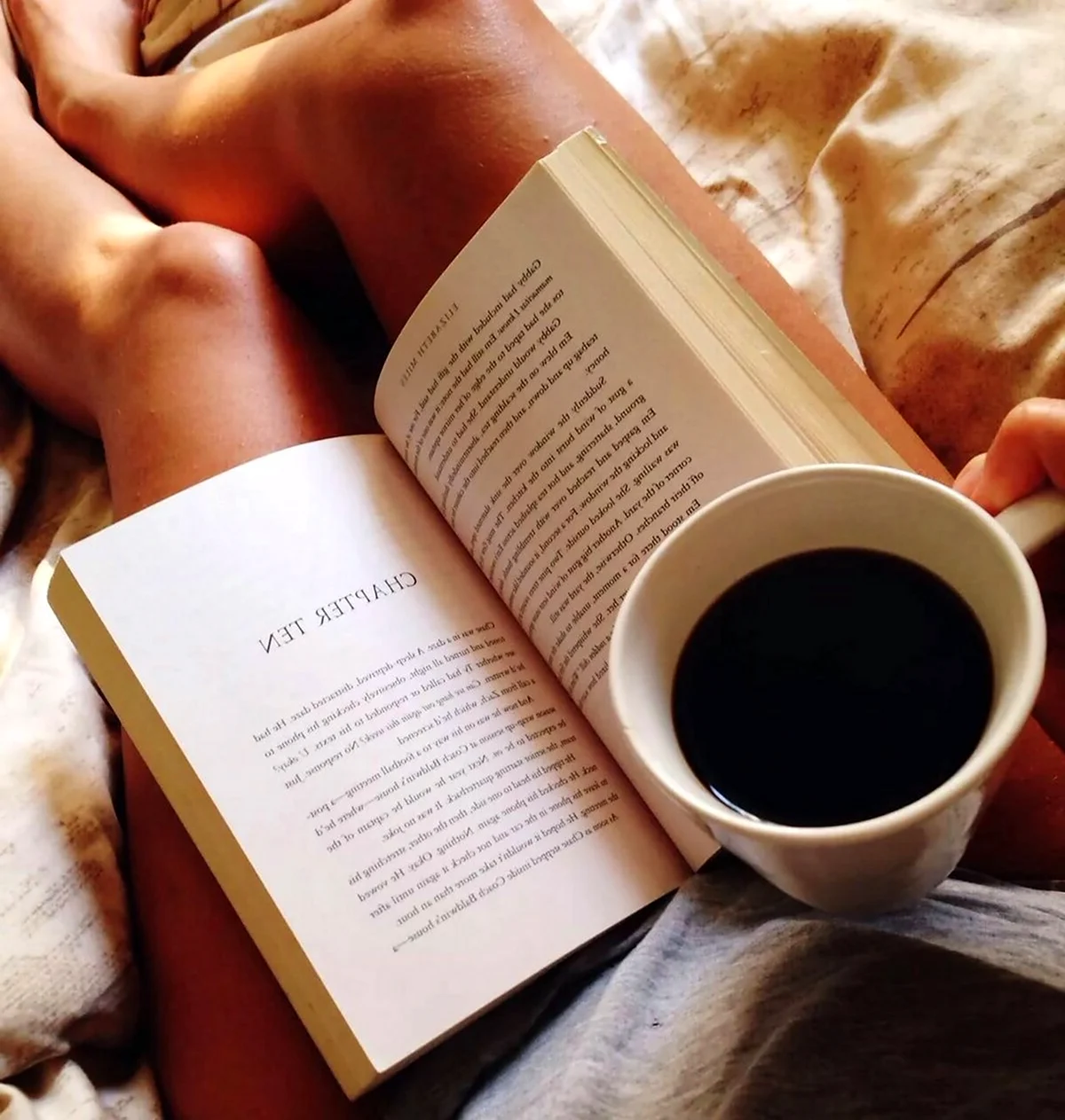Девушка с книжкой и кофе