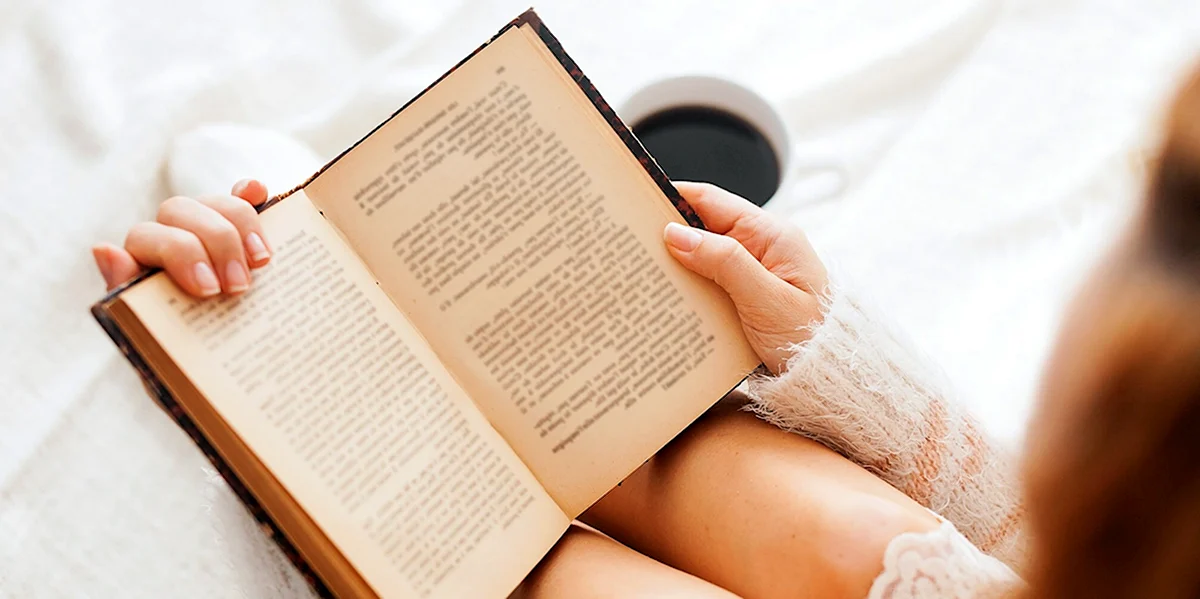 Девушка с книжкой в кровати