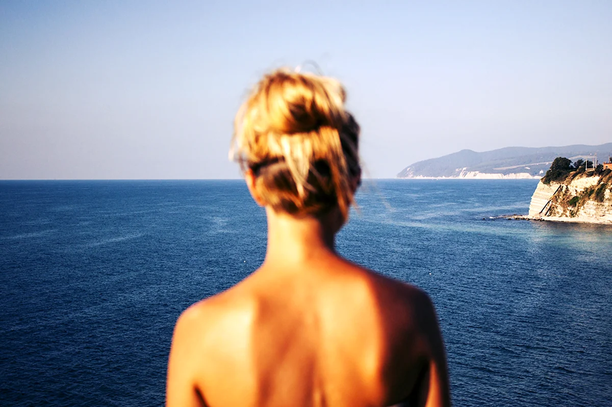 Девушка с короткими волосами на море