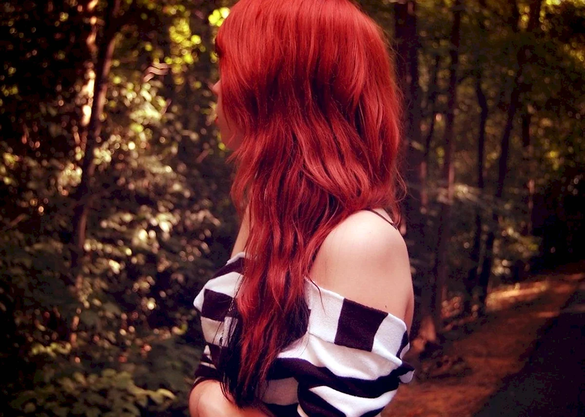 Девушка с красными волосами со спины