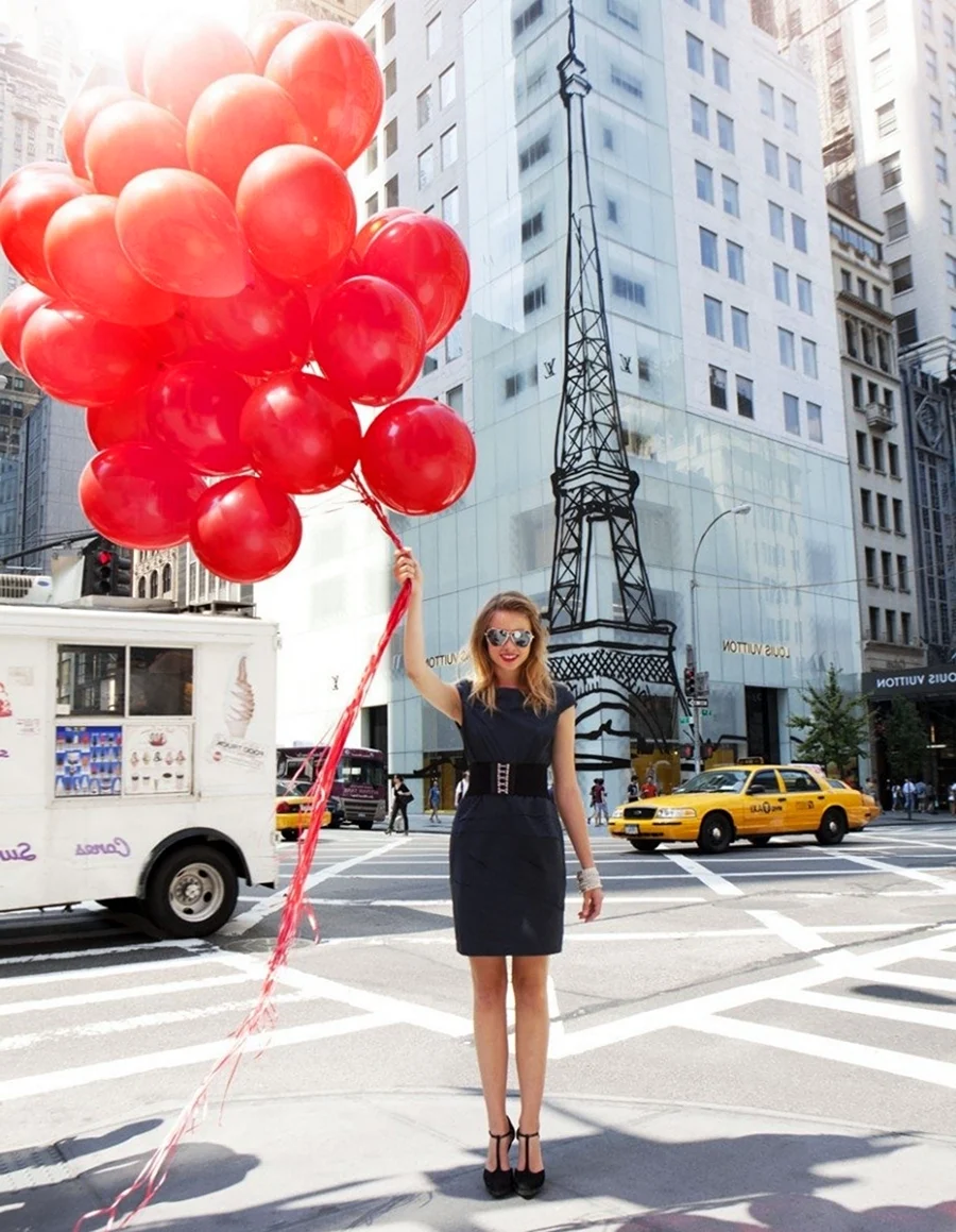 Девушка с красными воздушными шарами