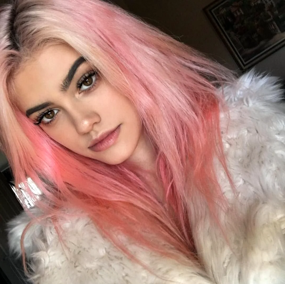 Девушка с нежно розовыми волосами