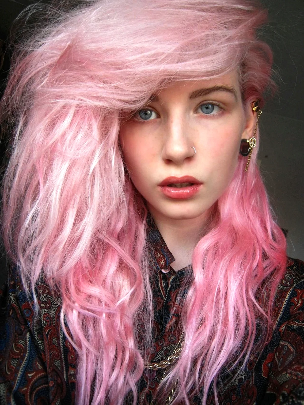 Девушка с пастельно розовыми волосами