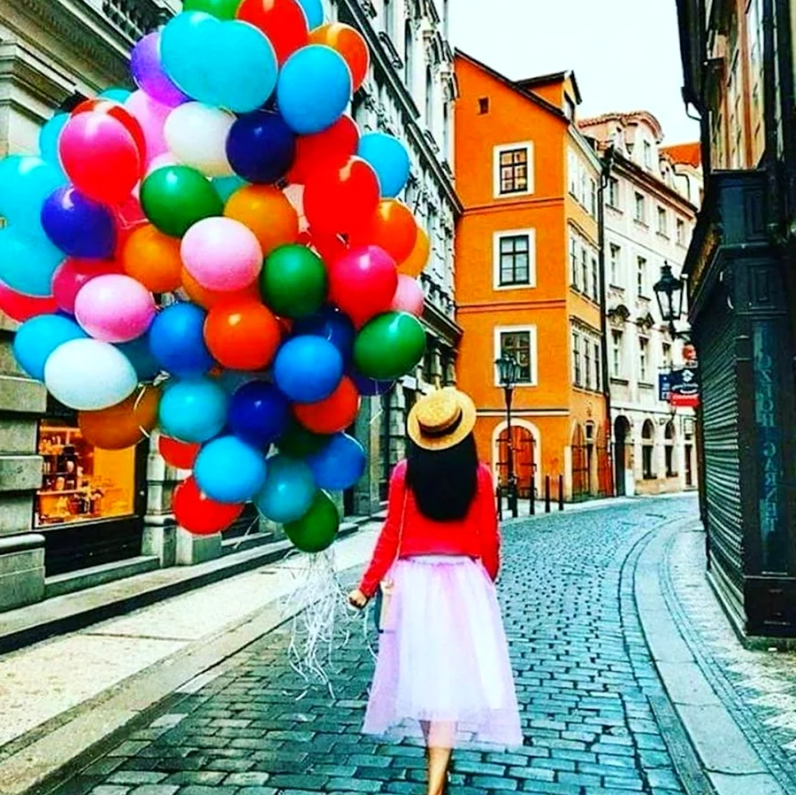 Девушка с разноцветными шарами
