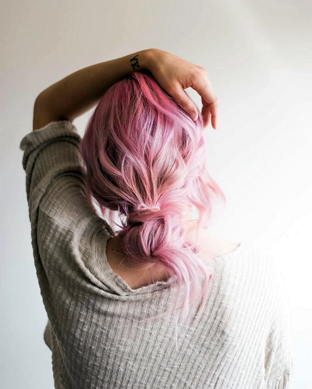 Девушка с розовыми волосами со спины
