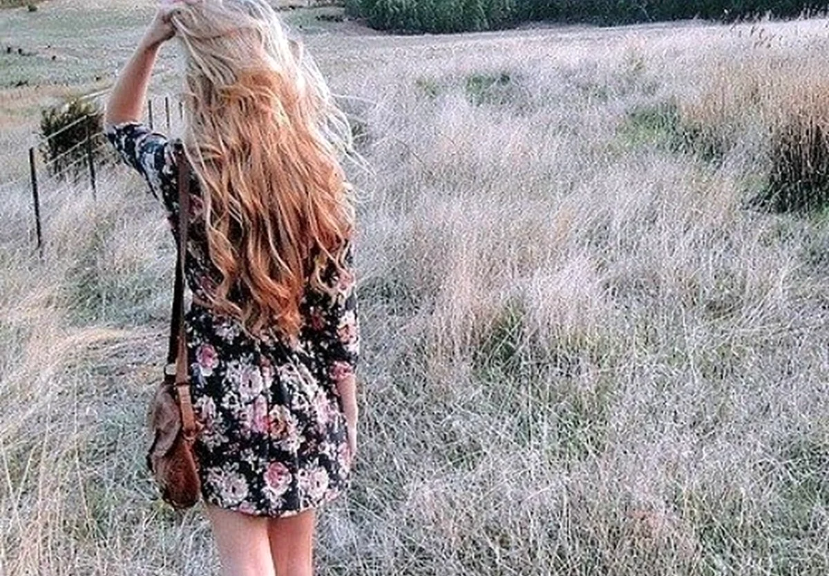 Девушка с русыми волосами в платье