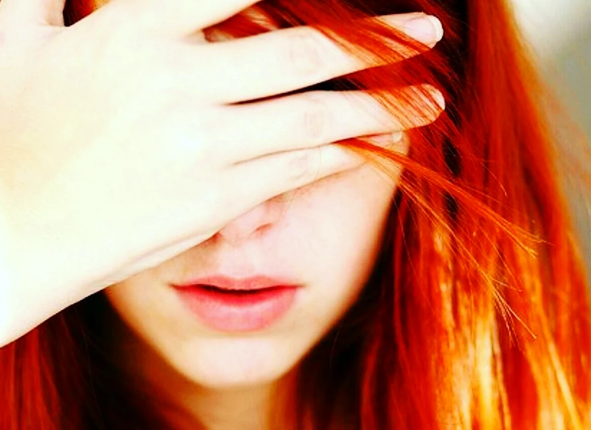 Девушка с рыжими волосами без лица