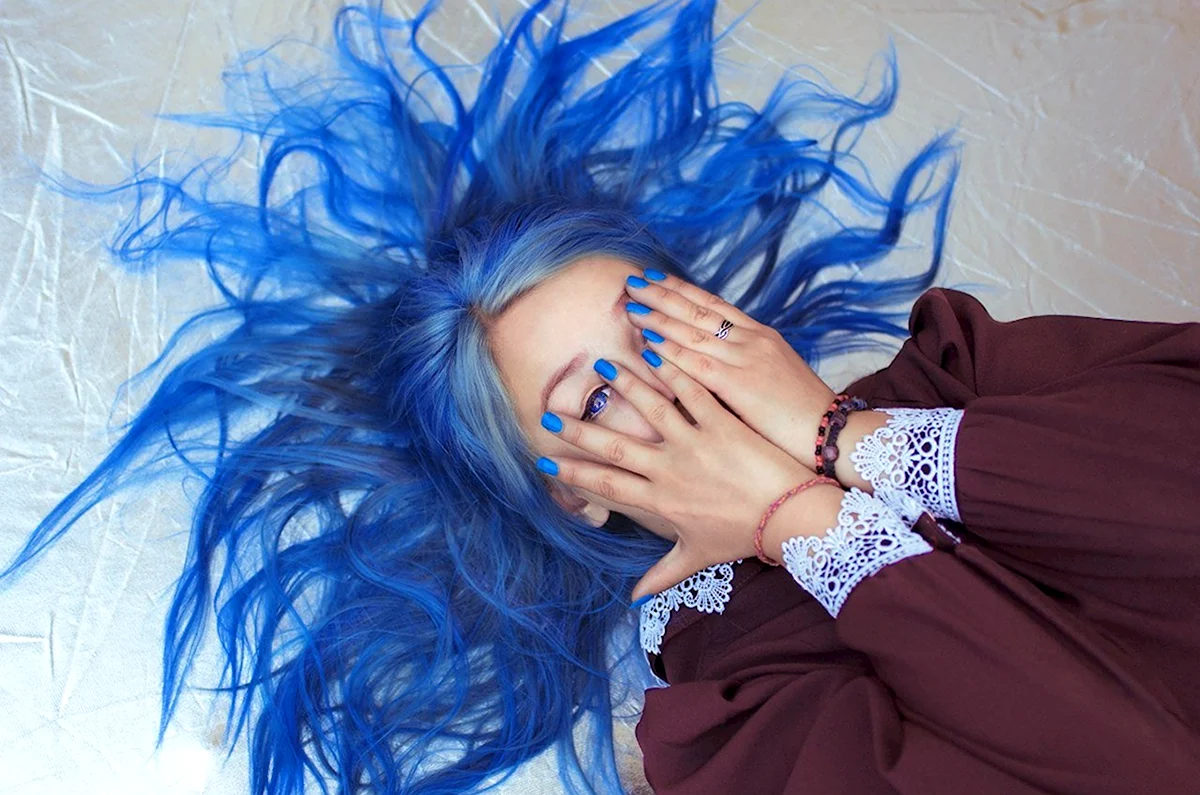 Девушка с синими волосами зимой