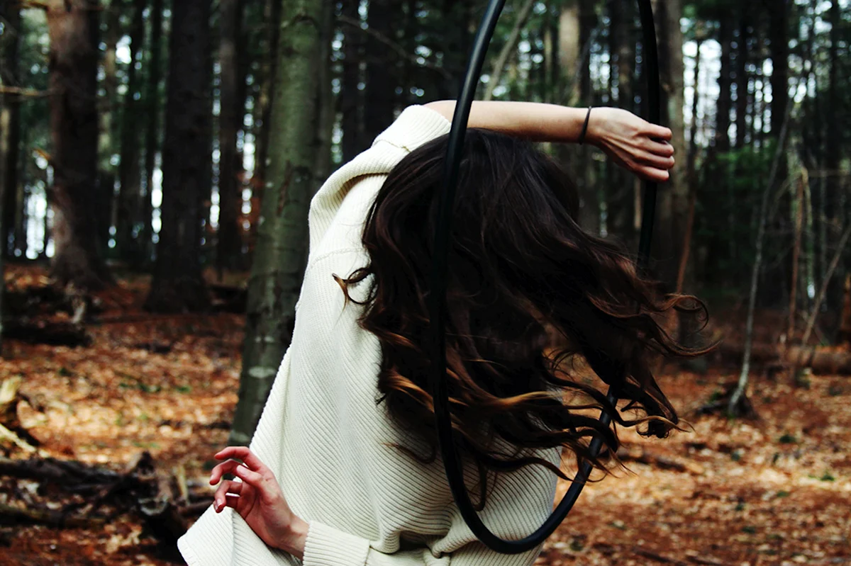 Девушка с темными волосами в лесу