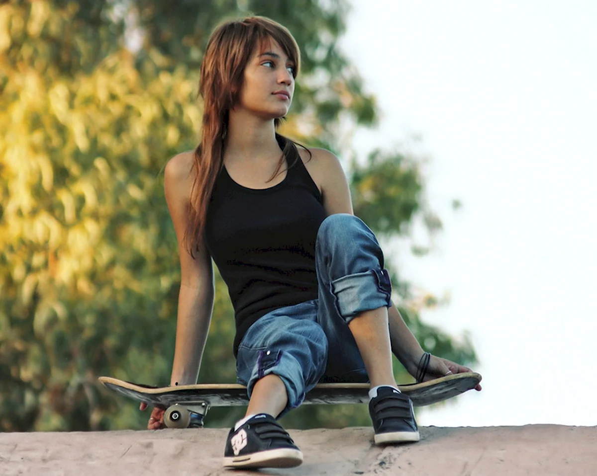 Девушка скейтер