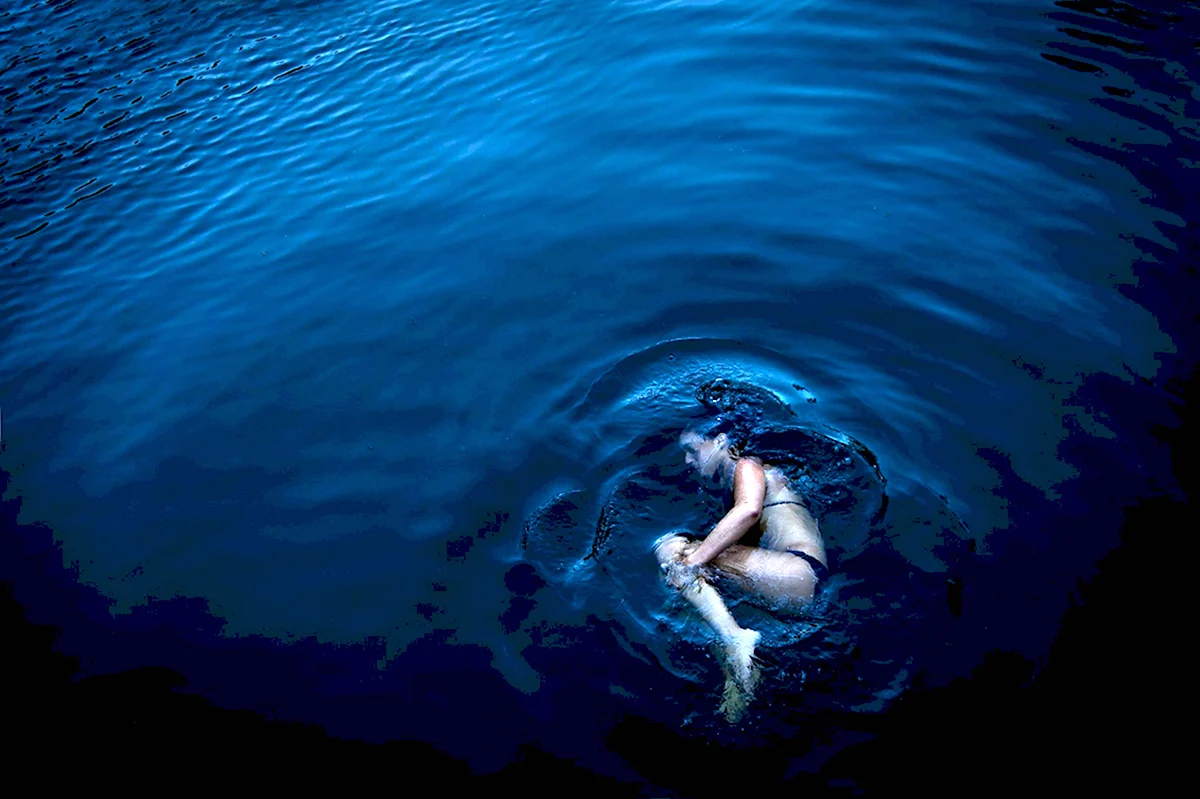 Девушка тонет в воде