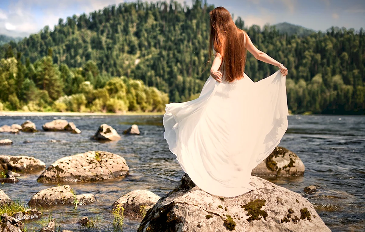 Девушка в белом платье на природе