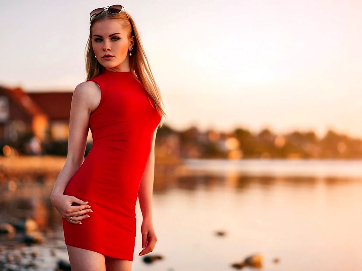 Девушка в коротком Красном платье