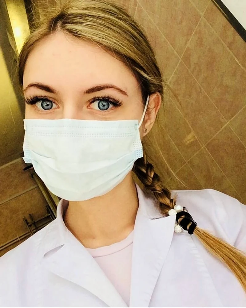 Девушка в маске медицинской