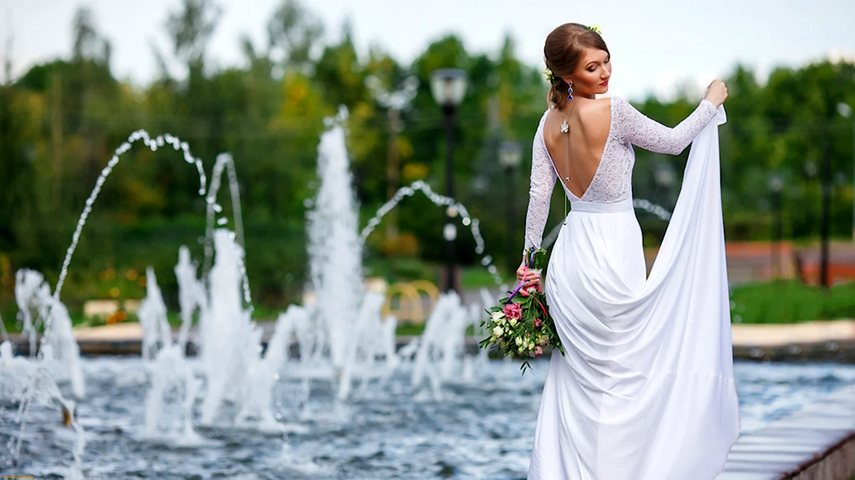 Девушка в платье у фонтана