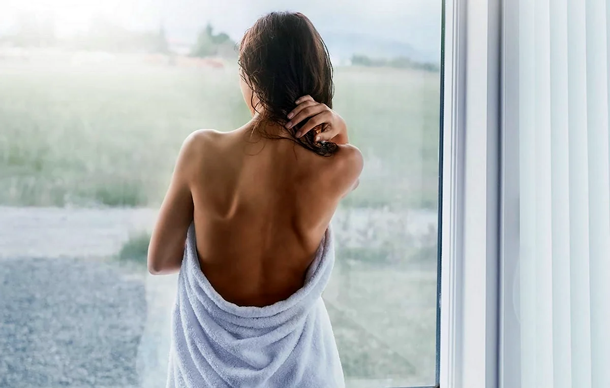 Девушка в полотенце со спины