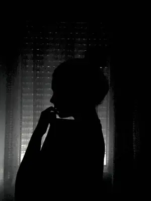 Девушка в темноте