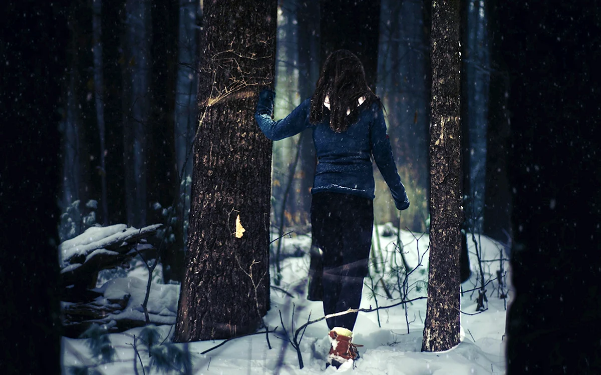 Девушка зимой в лесу спиной