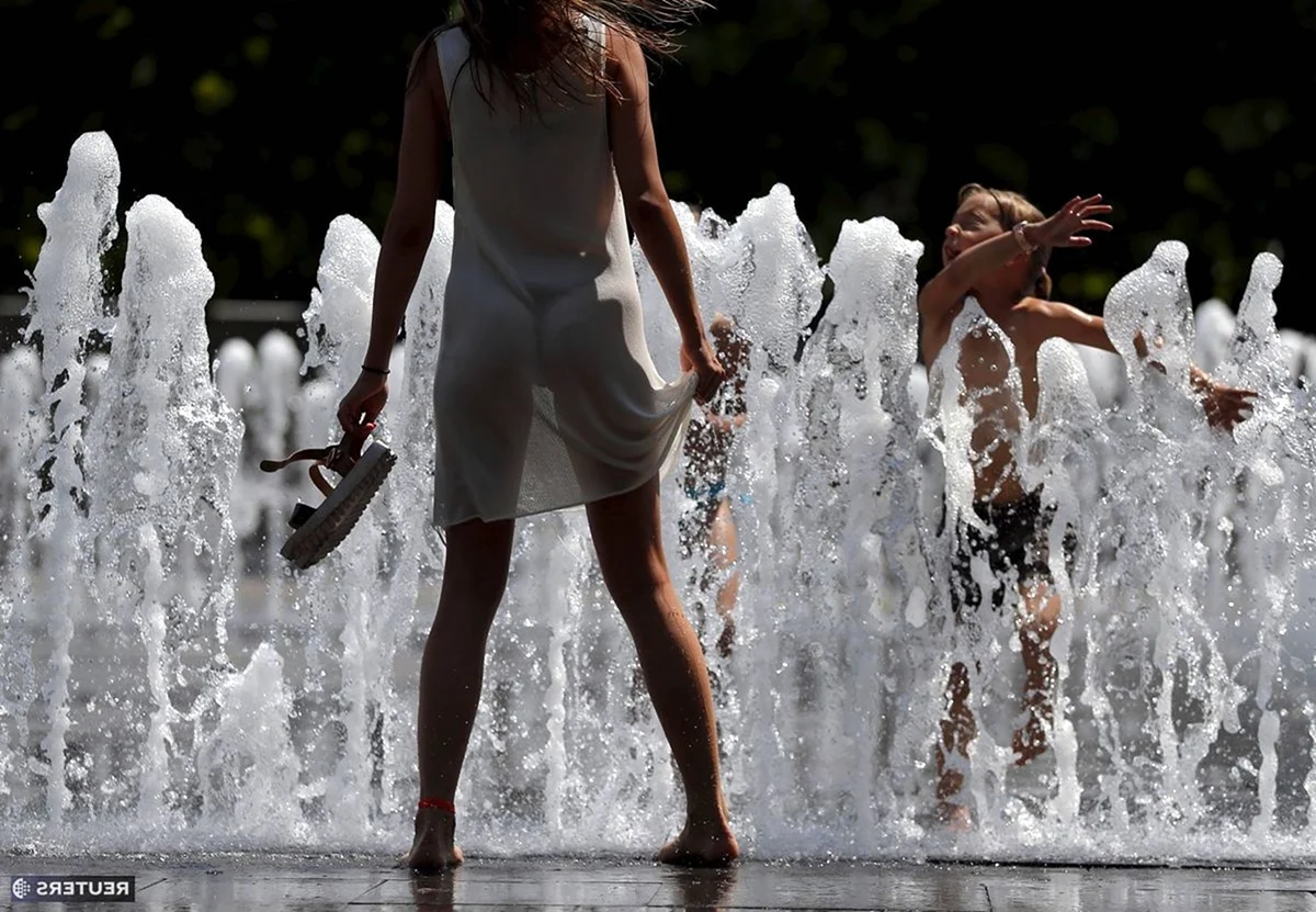 Девушки купаются в фонтане