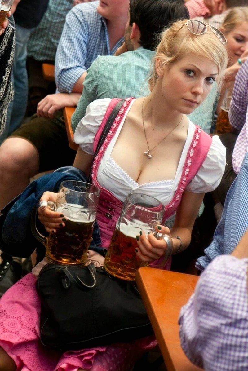 Девушки на фестивале пива Октоберфест