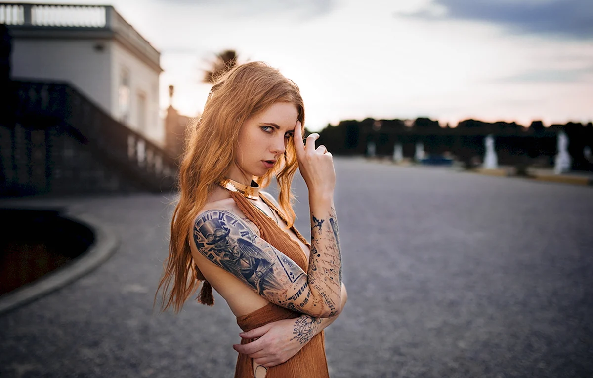 Девушки с татуировками на улице