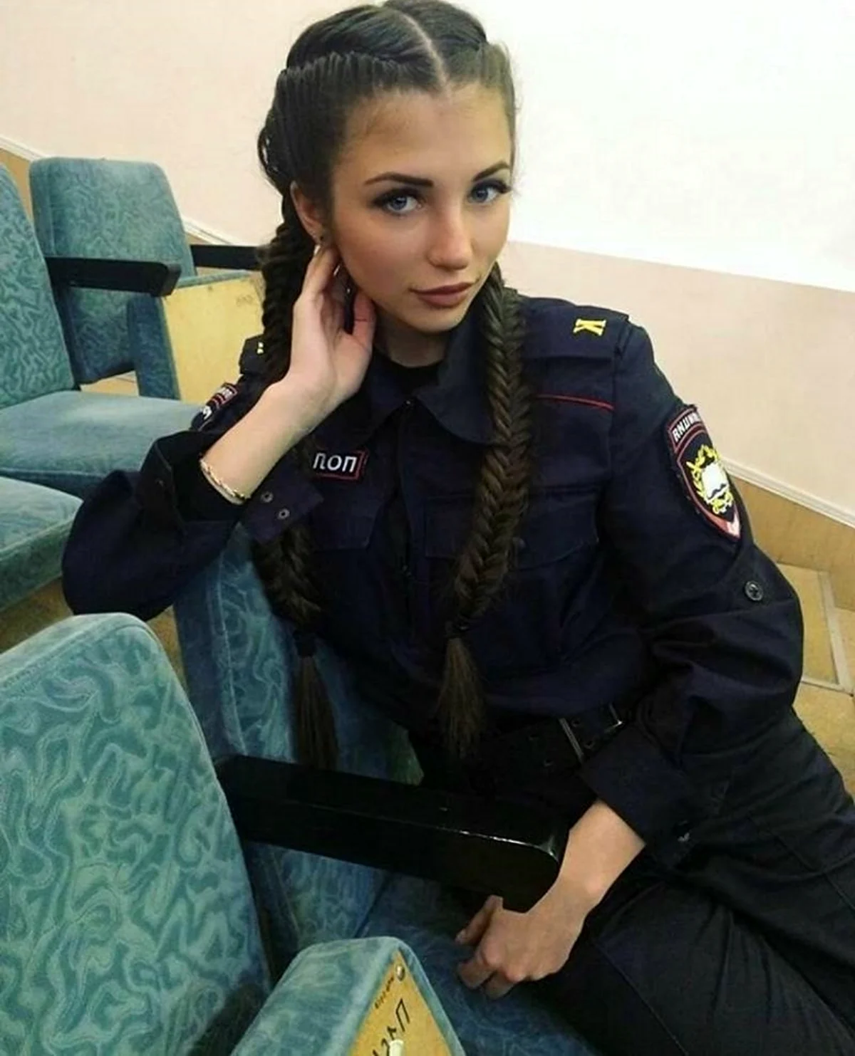 Девушки в полицейской форме