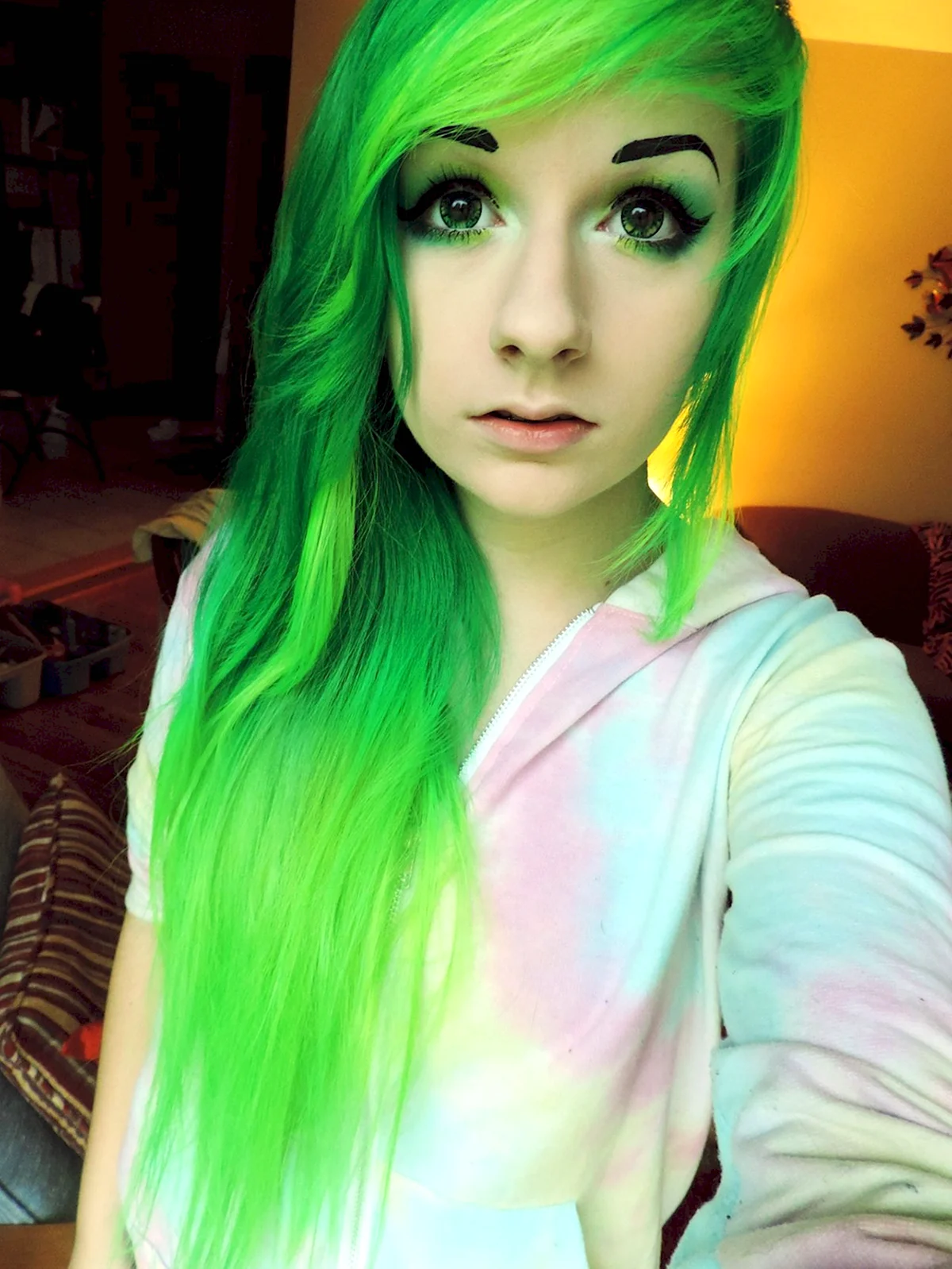 Джулия Баттерз с зелёными волосами