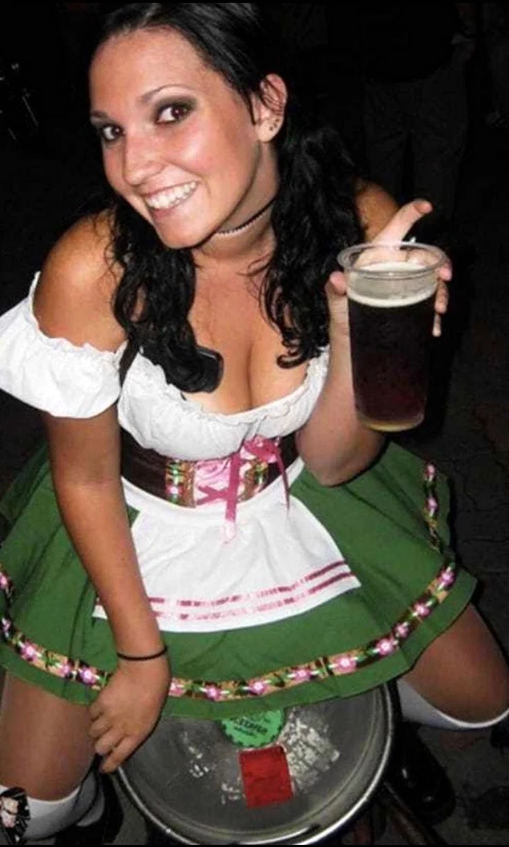 Фестиваль пива в Германии Октоберфест девушки