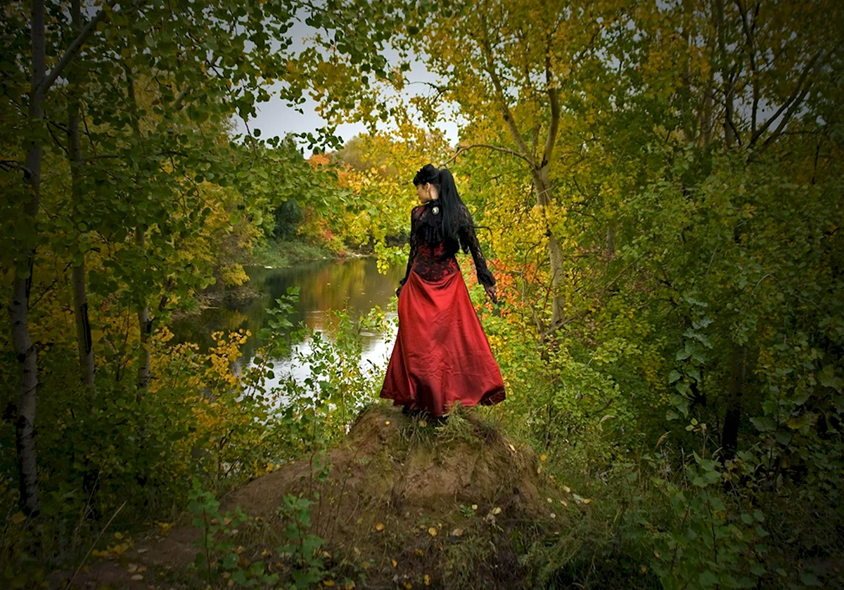 Фотосессия в длинном платье в осеннем лесу