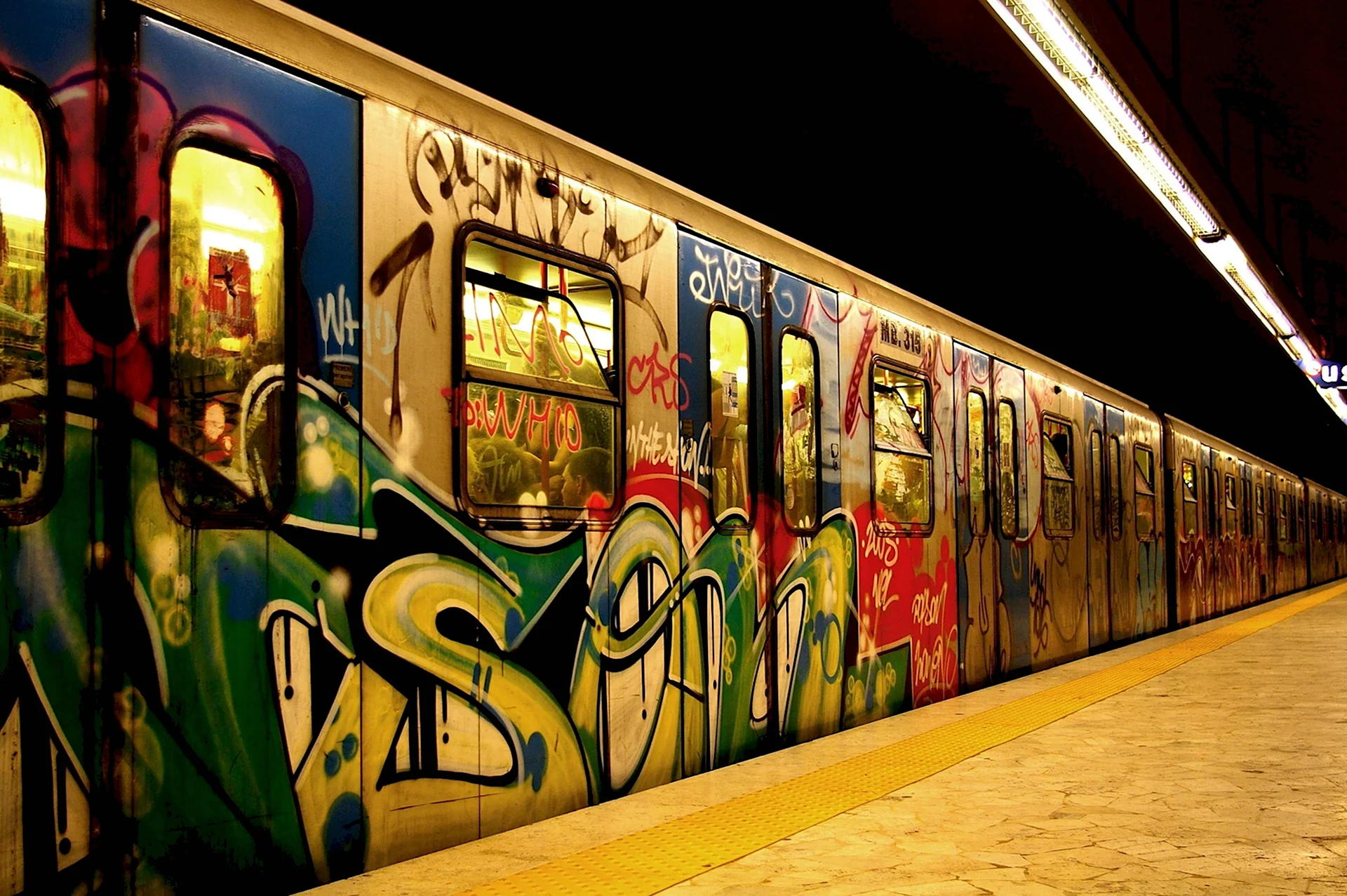Граффити на вагонах Нью йоркского метро