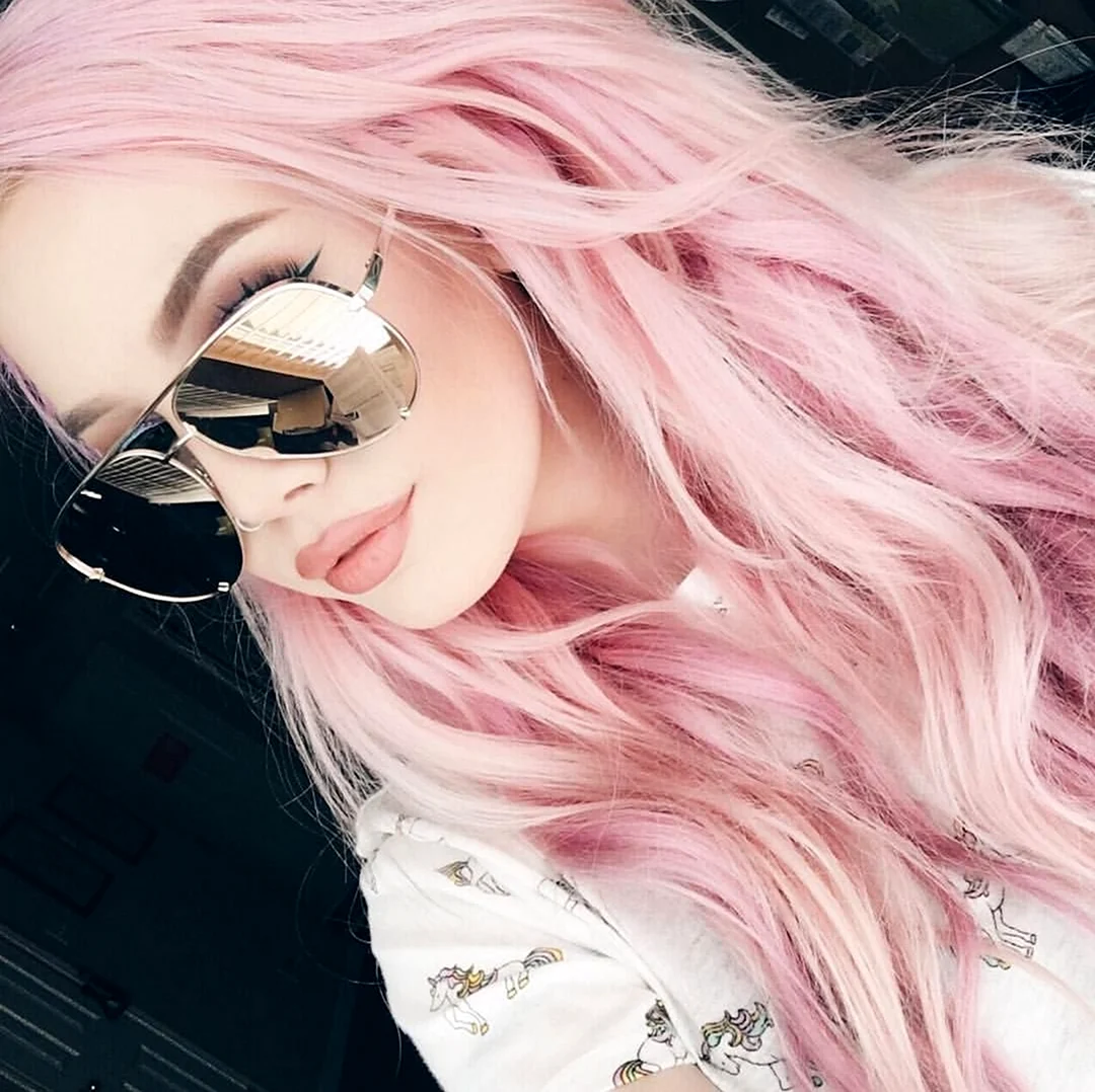 Hailie Barber розовые волосы